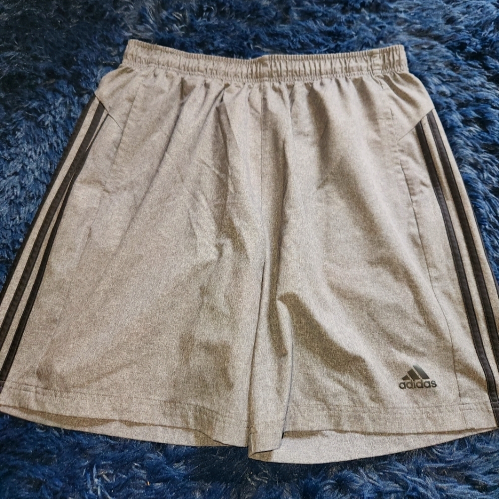 Adidas mens grey/black athletic shorts size extra large. With pockets‎
